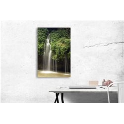 Obraz na płótnie canvas pionowy wodospad rzeka las zieleń pixitex